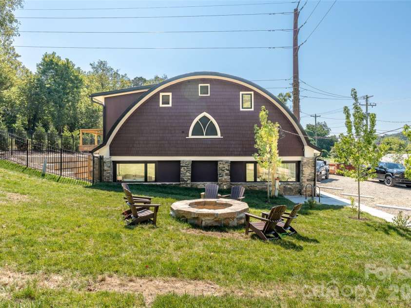 6 Roberts Street, Asheville, NC 28801.  MLS# CAR4431489, YatesRealty ID 55241. Shared greenspace at The Treadway.