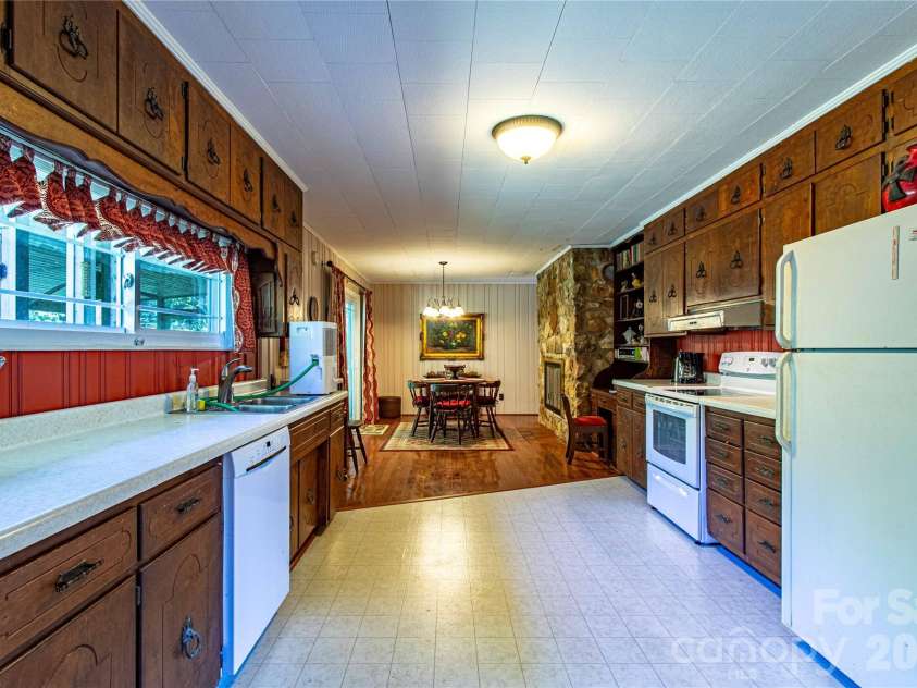 2586 Kim Miller Road, Lake Toxaway, NC 28747.  MLS# CAR4431012, YatesRealty ID 55249. Kitchen