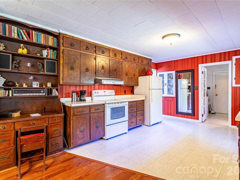 2586 Kim Miller Road, Lake Toxaway, NC 28747.  MLS# CAR4431012, YatesRealty ID 55249. Kitchen