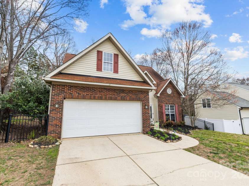 207 Pebble Creek Crossing, Fort Mill, SC 29715.  MLS# CAR4225180, YatesRealty ID 5526. 