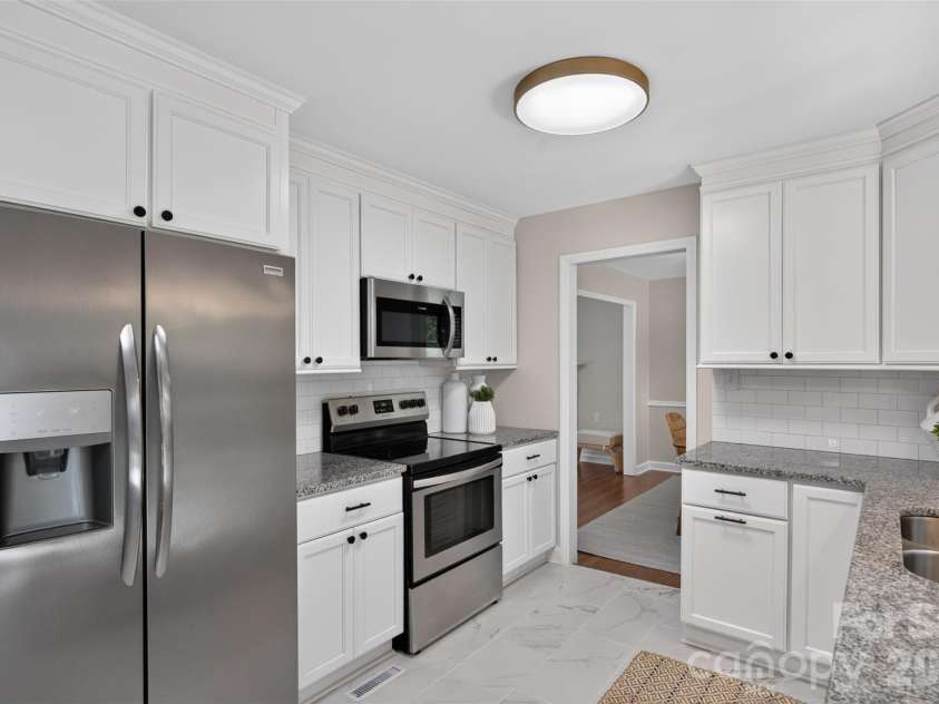 3918 Rhodes Avenue, Charlotte, NC 28210.  MLS# CAR4432255, YatesRealty ID 55263. 