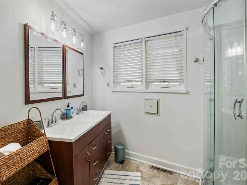 39 Tatham Road, Hendersonville, NC 28792.  MLS# CAR4430051, YatesRealty ID 55270. Bath 2