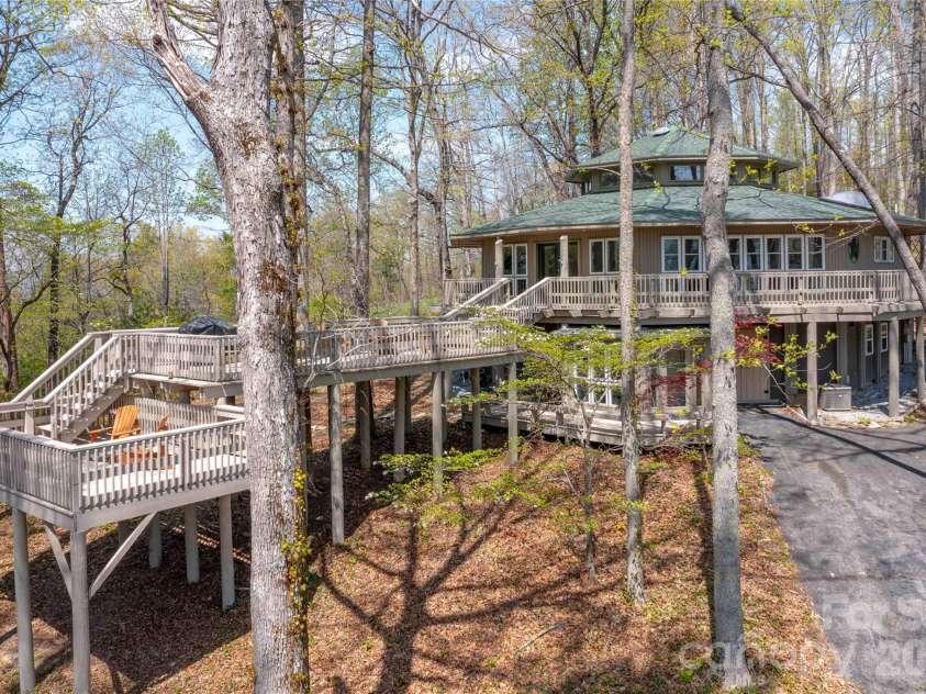 39 Tatham Road, Hendersonville, NC 28792.  MLS# CAR4430051, YatesRealty ID 55270. Paved drive. Lower Entry.