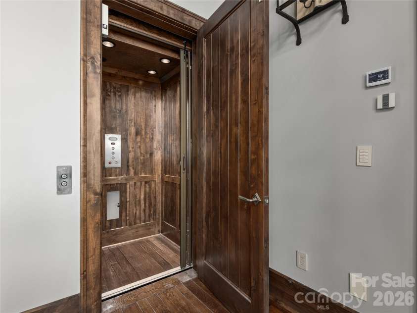 434 Coopers Hawk Drive, Asheville, NC 28803.  MLS# CAR4352504, YatesRealty ID 5528. 