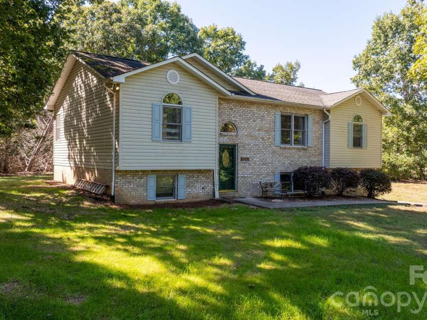 3261 Washington Way, Hudson, NC 28638.  MLS# CAR4432336, YatesRealty ID 55287. 