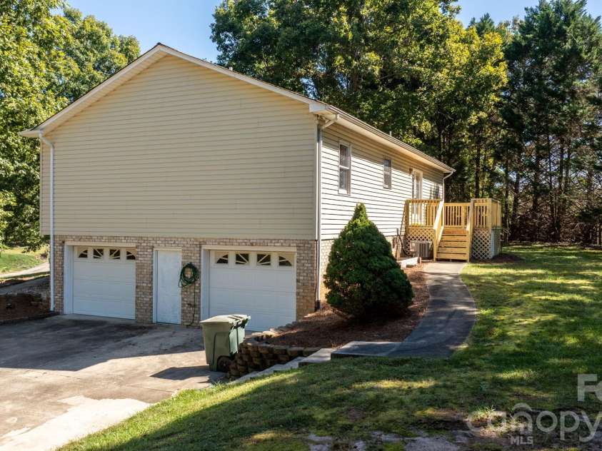 3261 Washington Way, Hudson, NC 28638.  MLS# CAR4432336, YatesRealty ID 55287. 