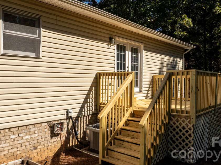 3261 Washington Way, Hudson, NC 28638.  MLS# CAR4432336, YatesRealty ID 55287. 