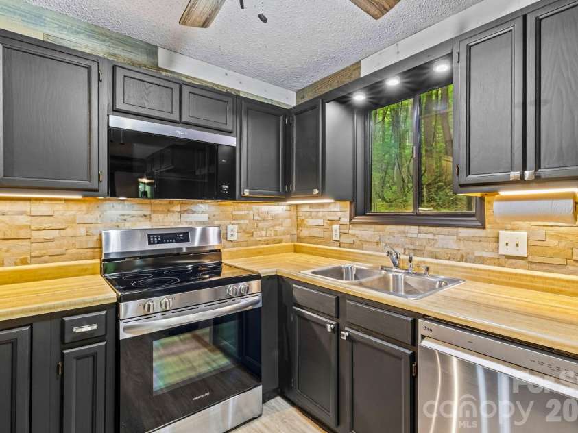 105 Shirley Drive, Maggie Valley, NC 28751.  MLS# CAR4429283, YatesRealty ID 55291. 