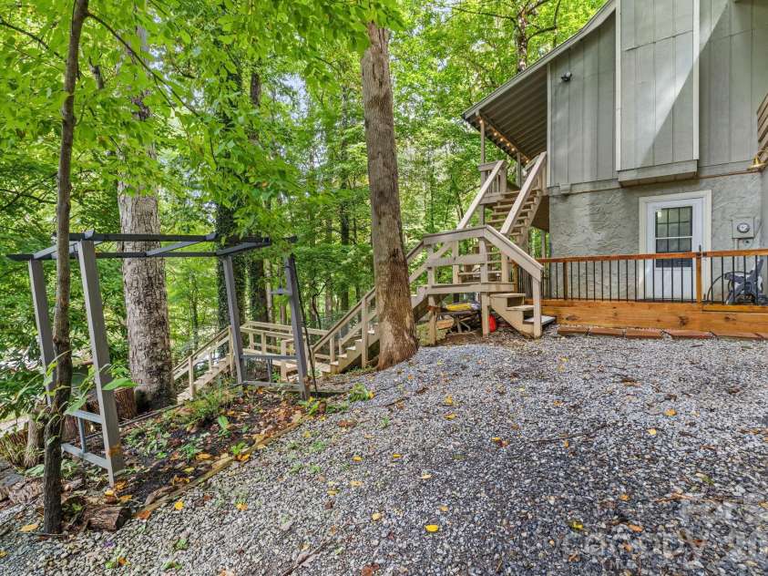 105 Shirley Drive, Maggie Valley, NC 28751.  MLS# CAR4429283, YatesRealty ID 55291. 