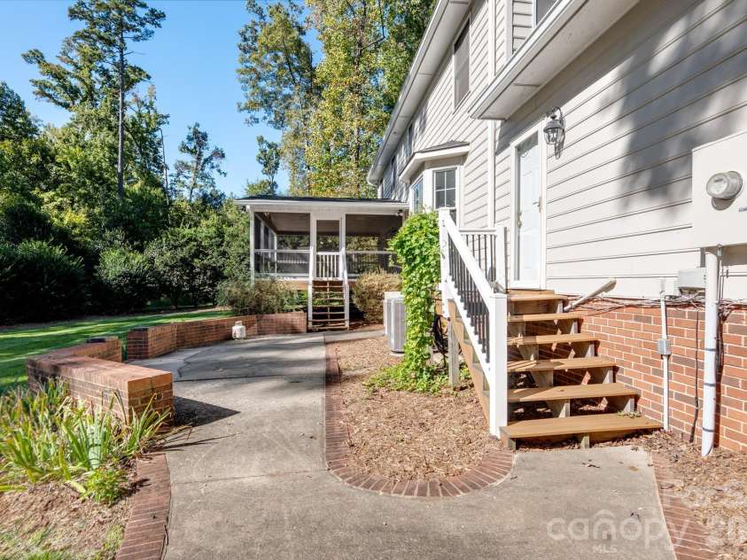 233 Nottingham Circle, Statesville, NC 28625.  MLS# CAR4403951, YatesRealty ID 55294. 