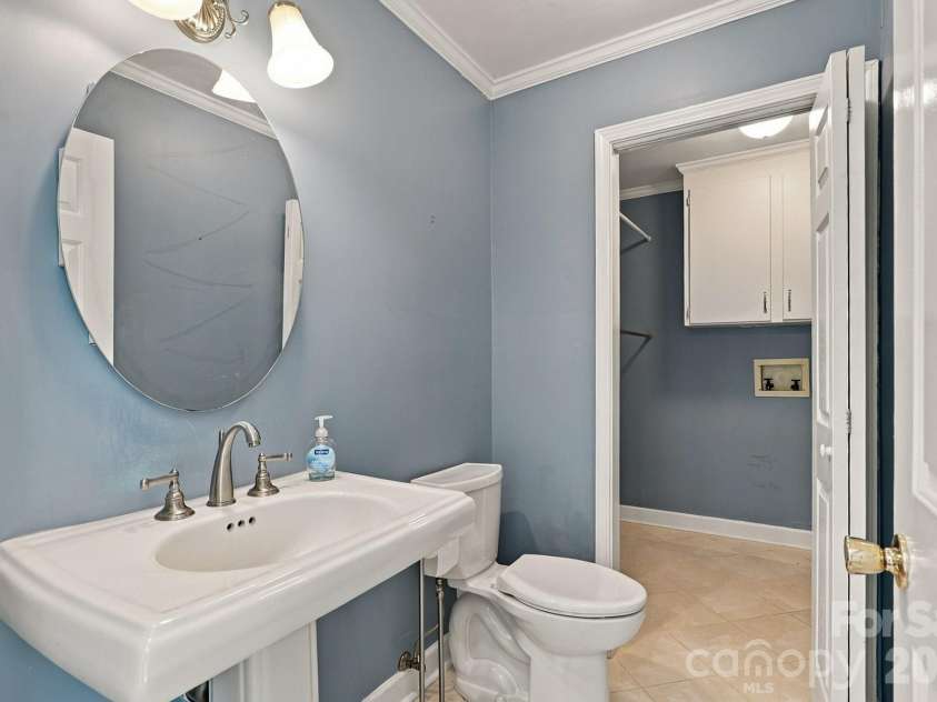 233 Nottingham Circle, Statesville, NC 28625.  MLS# CAR4403951, YatesRealty ID 55294. Half bath downstairs