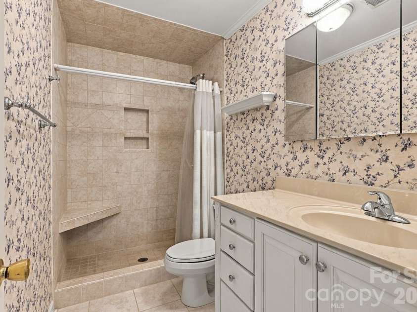 233 Nottingham Circle, Statesville, NC 28625.  MLS# CAR4403951, YatesRealty ID 55294. Hall bathroom upstairs