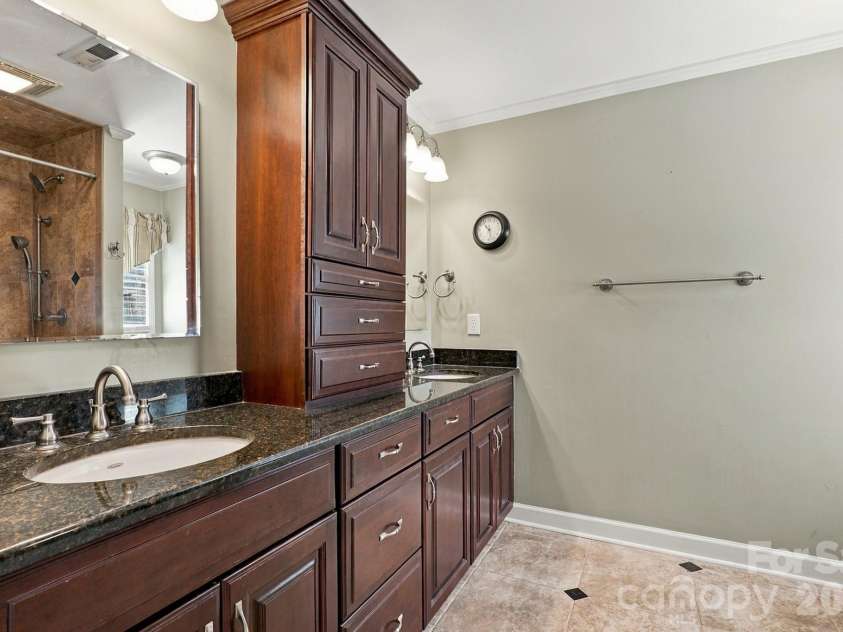 233 Nottingham Circle, Statesville, NC 28625.  MLS# CAR4403951, YatesRealty ID 55294. Primary bathroom