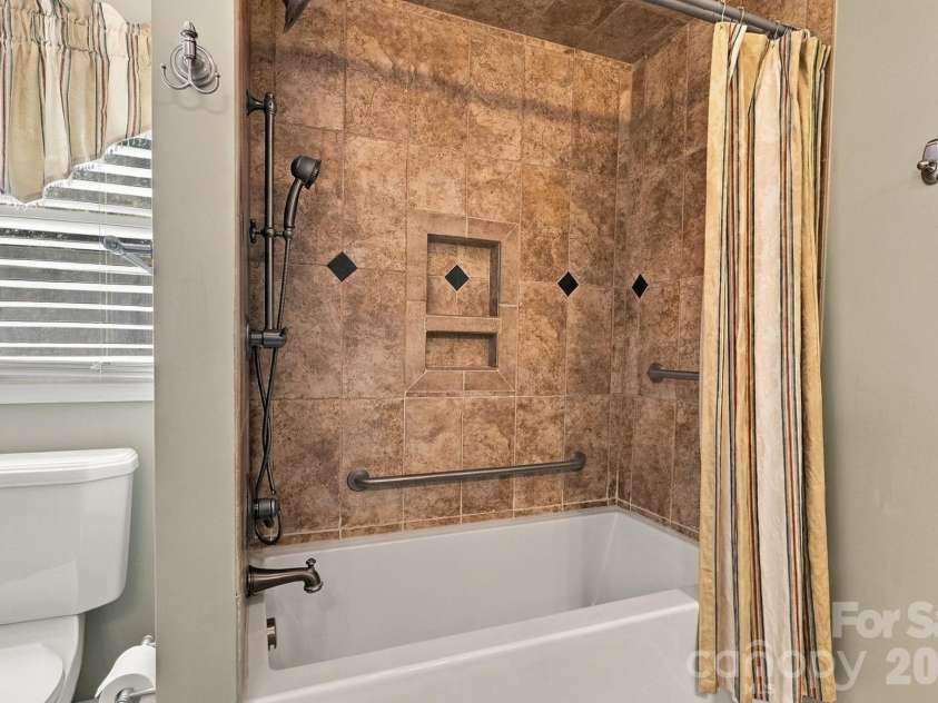 233 Nottingham Circle, Statesville, NC 28625.  MLS# CAR4403951, YatesRealty ID 55294. Primary tub