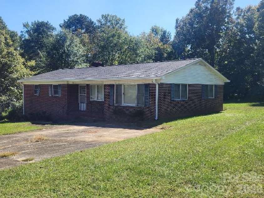 102 Garrison Drive, Morganton, NC 28655.  MLS# CAR4431714, YatesRealty ID 55295. 