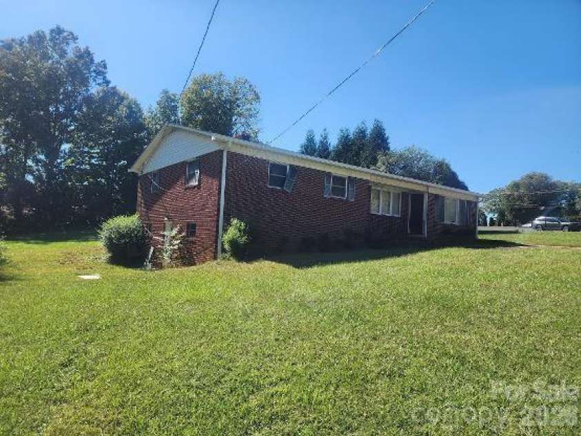 102 Garrison Drive, Morganton, NC 28655.  MLS# CAR4431714, YatesRealty ID 55295. 
