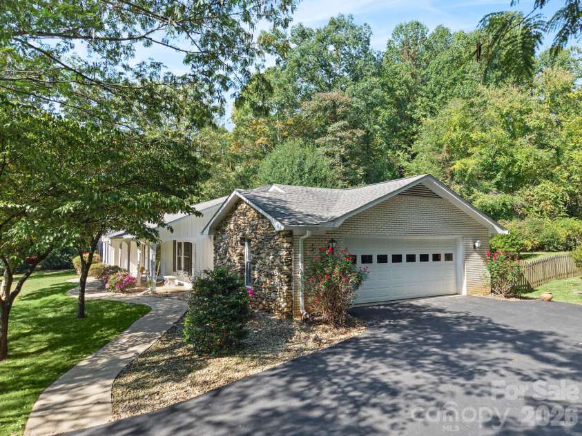 109 Yardley Court, Hendersonville, NC 28739.  MLS# CAR4432474, YatesRealty ID 55299. 