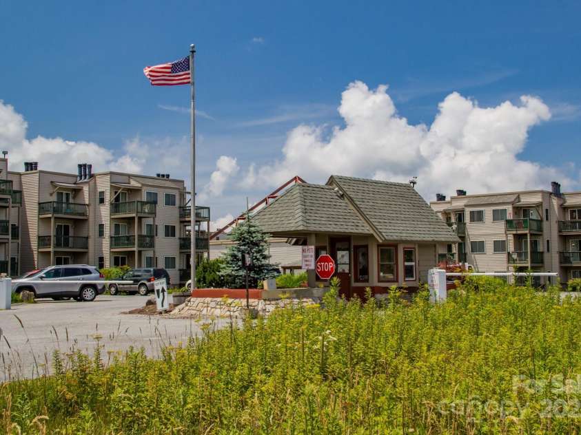 301 Pinnacle Inn Road, Beech Mountain, NC 28604.  MLS# CAR4210516, YatesRealty ID 553. Gated Entrance at Pinnacle Inn