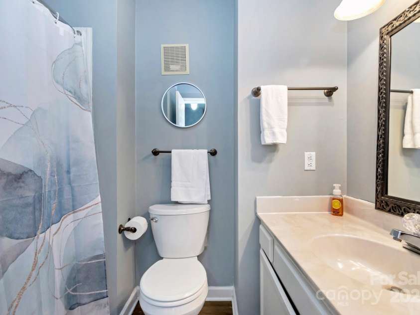 301 Pinnacle Inn Road, Beech Mountain, NC 28604.  MLS# CAR4210516, YatesRealty ID 553. Guest Bathroom