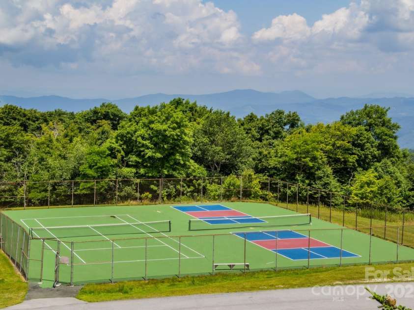 301 Pinnacle Inn Road, Beech Mountain, NC 28604.  MLS# CAR4210516, YatesRealty ID 553. Pickleball & Tennis Court at Pinnacle Inn