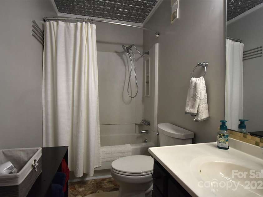 301 Pinnacle Inn Road, Beech Mountain, NC 28604.  MLS# CAR4239406, YatesRealty ID 553. 