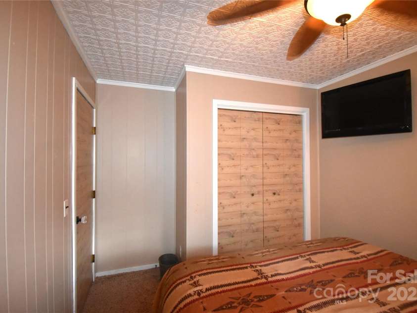 301 Pinnacle Inn Road, Beech Mountain, NC 28604.  MLS# CAR4239406, YatesRealty ID 553. 