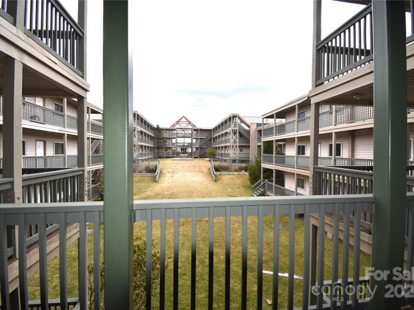 301 Pinnacle Inn Road, Beech Mountain, NC 28604.  MLS# CAR4239406, YatesRealty ID 553. 