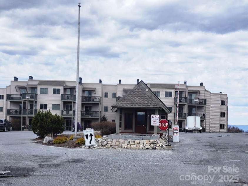 301 Pinnacle Inn Road, Beech Mountain, NC 28604.  MLS# CAR4239406, YatesRealty ID 553. 