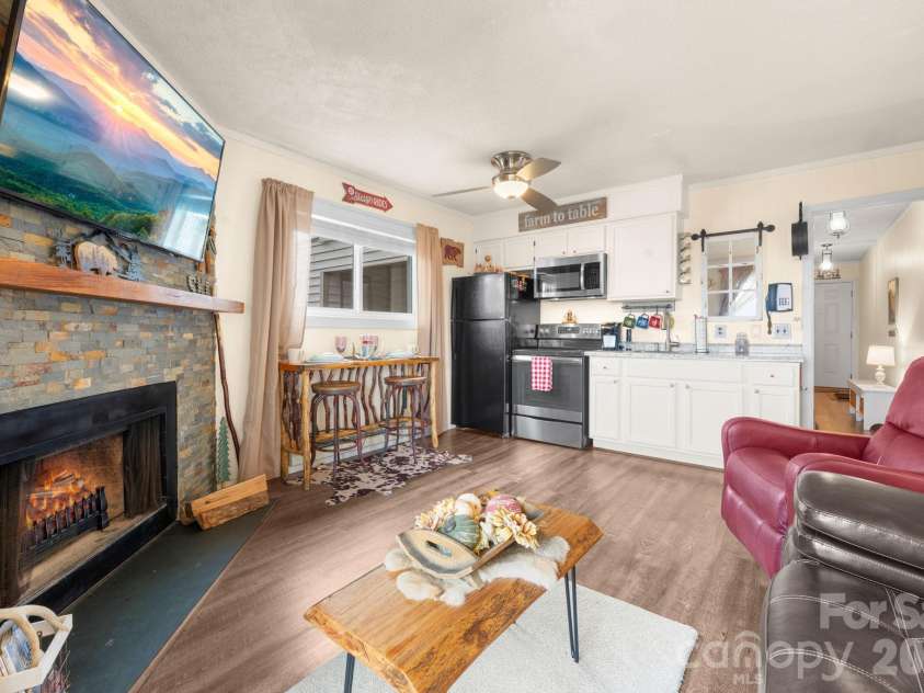 301 Pinnacle Inn Road, Beech Mountain, NC 28604.  MLS# CAR4337306, YatesRealty ID 553. 