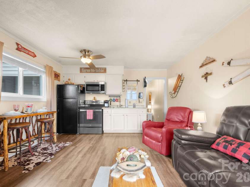 301 Pinnacle Inn Road, Beech Mountain, NC 28604.  MLS# CAR4337306, YatesRealty ID 553. 