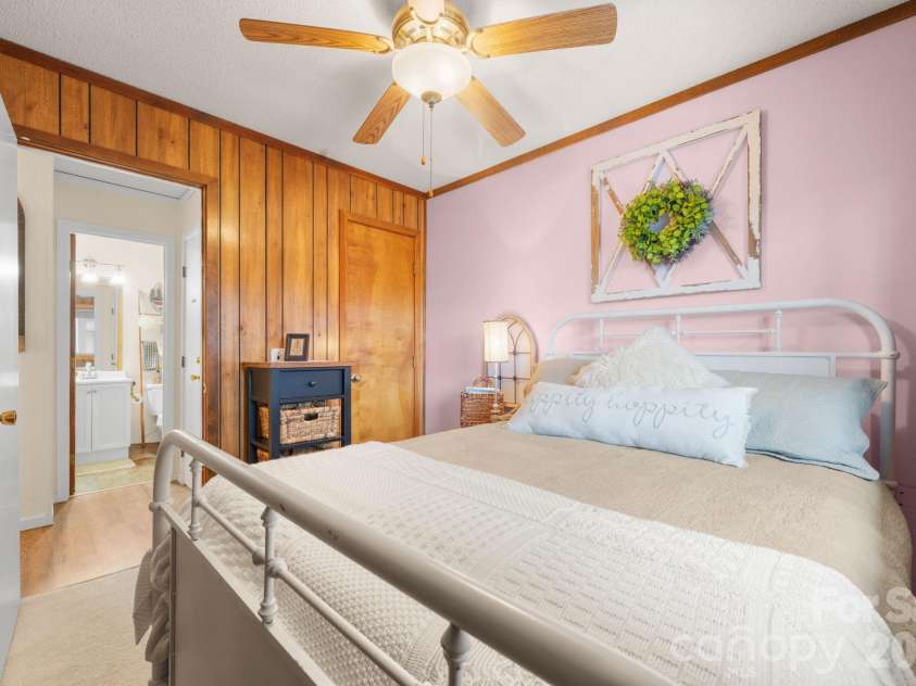 301 Pinnacle Inn Road, Beech Mountain, NC 28604.  MLS# CAR4337306, YatesRealty ID 553. 