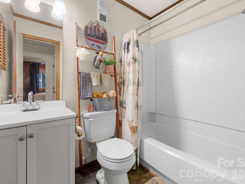 301 Pinnacle Inn Road, Beech Mountain, NC 28604.  MLS# CAR4337306, YatesRealty ID 553. 