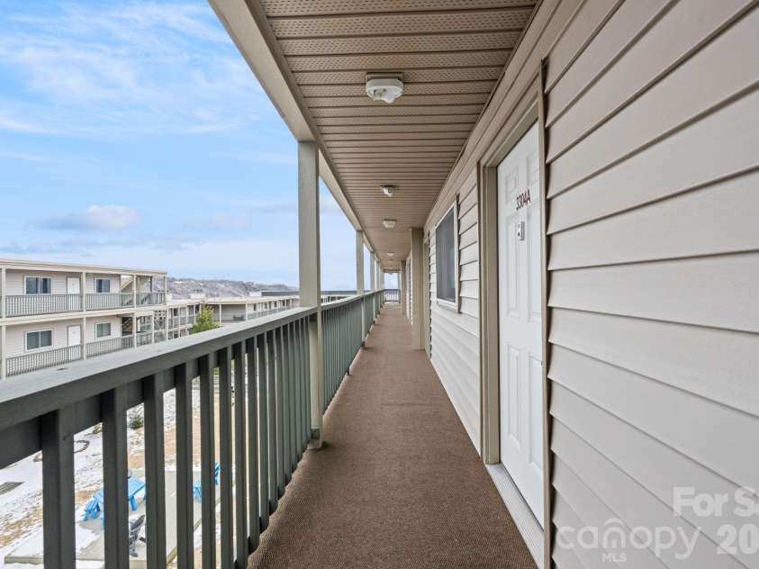 301 Pinnacle Inn Road, Beech Mountain, NC 28604.  MLS# CAR4337306, YatesRealty ID 553. 