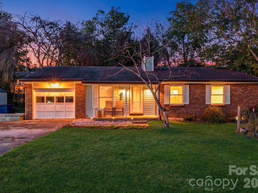 38 Clovernook Drive, Arden, NC 28704.  MLS# CAR4431344, YatesRealty ID 55304. 