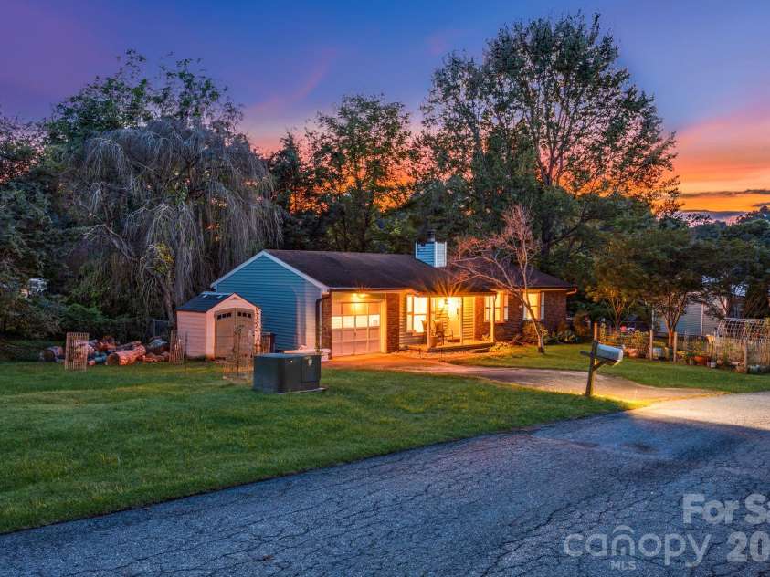 38 Clovernook Drive, Arden, NC 28704.  MLS# CAR4431344, YatesRealty ID 55304. 