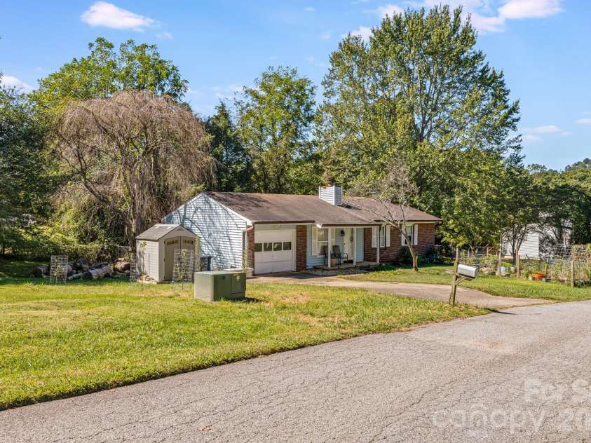 38 Clovernook Drive, Arden, NC 28704.  MLS# CAR4431344, YatesRealty ID 55304. 