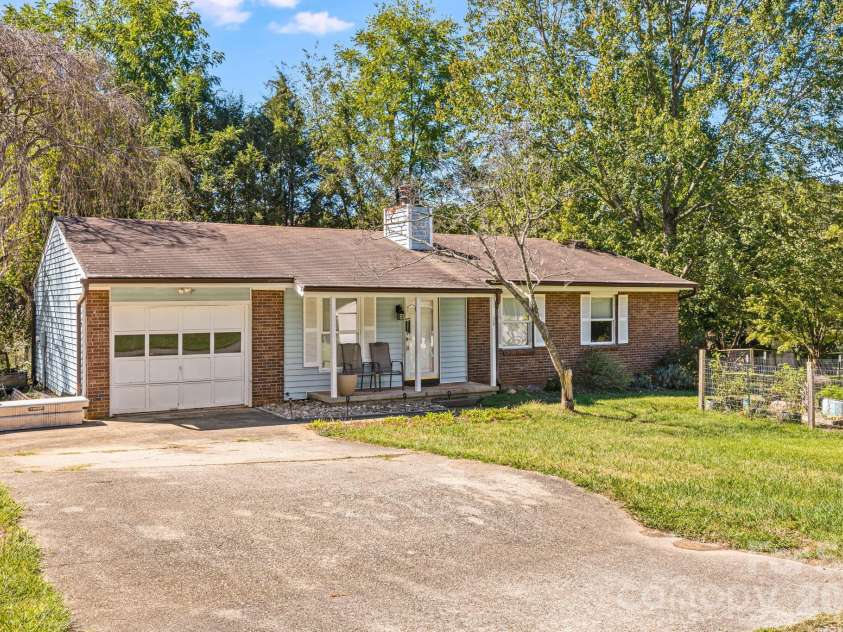 38 Clovernook Drive, Arden, NC 28704.  MLS# CAR4431344, YatesRealty ID 55304. 