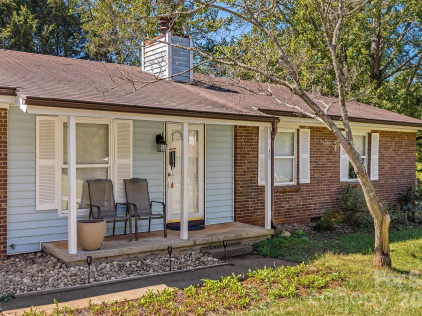 38 Clovernook Drive, Arden, NC 28704.  MLS# CAR4431344, YatesRealty ID 55304. 