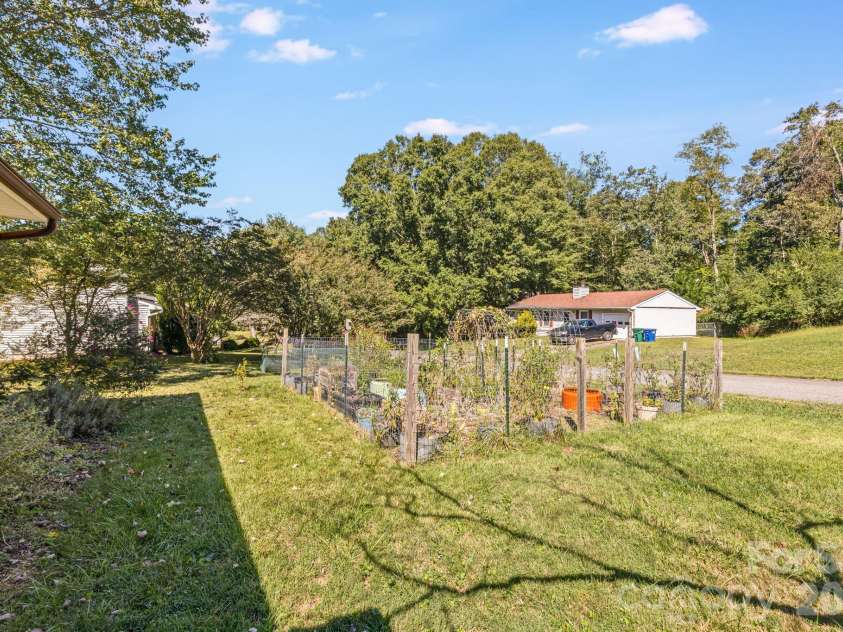 38 Clovernook Drive, Arden, NC 28704.  MLS# CAR4431344, YatesRealty ID 55304. 
