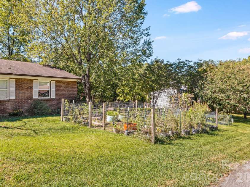 38 Clovernook Drive, Arden, NC 28704.  MLS# CAR4431344, YatesRealty ID 55304. 
