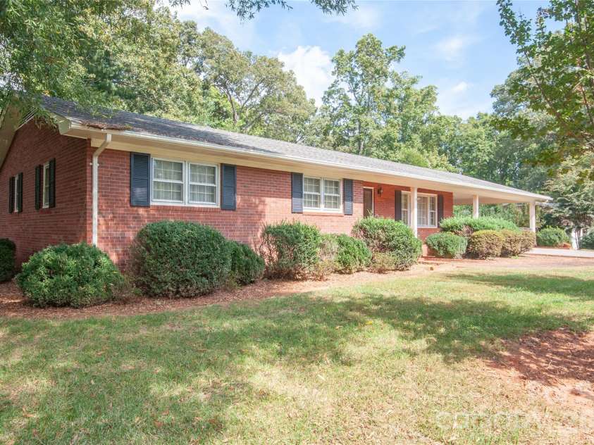 2607 Montgomery Drive, Statesville, NC 28625.  MLS# CAR4432123, YatesRealty ID 55305. 
