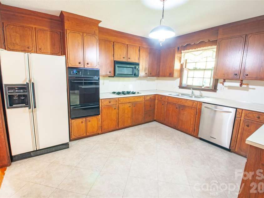 2607 Montgomery Drive, Statesville, NC 28625.  MLS# CAR4432123, YatesRealty ID 55305. 