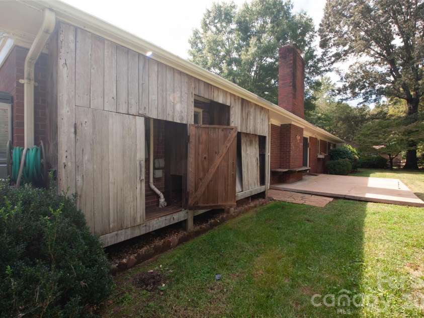 2607 Montgomery Drive, Statesville, NC 28625.  MLS# CAR4432123, YatesRealty ID 55305. 