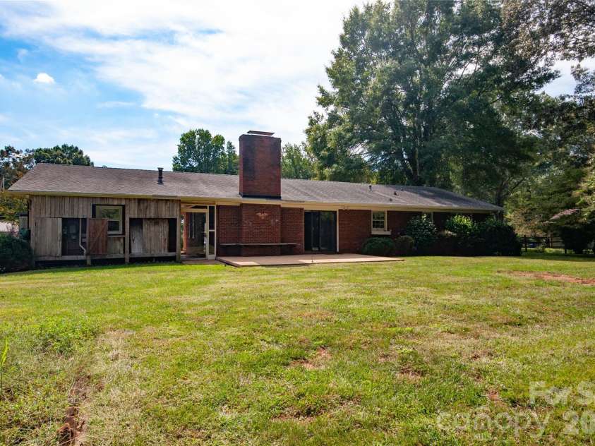 2607 Montgomery Drive, Statesville, NC 28625.  MLS# CAR4432123, YatesRealty ID 55305. 