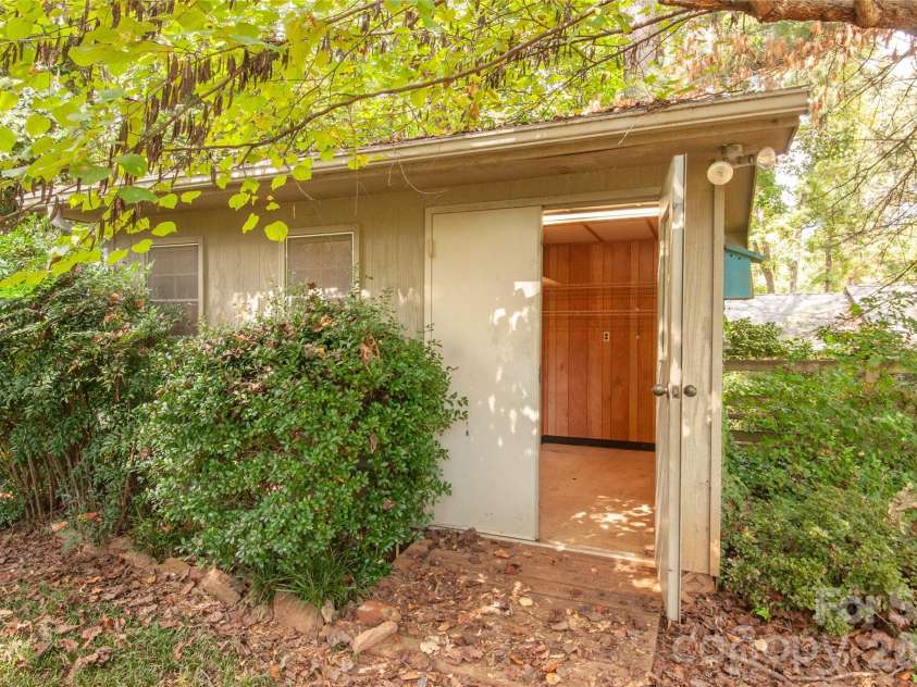 2607 Montgomery Drive, Statesville, NC 28625.  MLS# CAR4432123, YatesRealty ID 55305. 