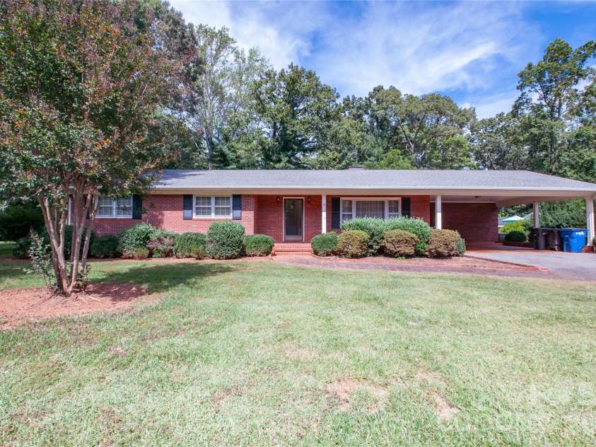 2607 Montgomery Drive, Statesville, NC 28625.  MLS# CAR4432123, YatesRealty ID 55305. 