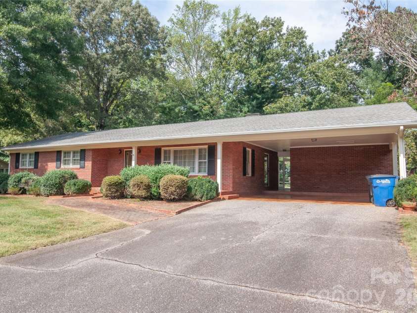 2607 Montgomery Drive, Statesville, NC 28625.  MLS# CAR4432123, YatesRealty ID 55305. 