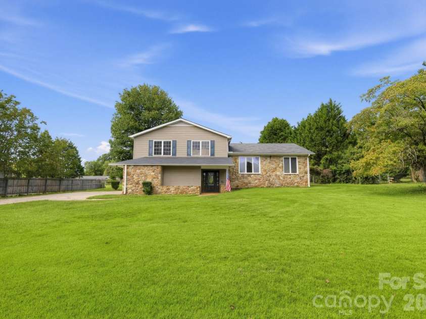 1206 Three Bridges Road, Easley, SC 29642.  MLS# CAR4430435, YatesRealty ID 55311. 