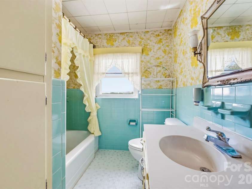2925 Fallston Waco Road, Shelby, NC 28150.  MLS# CAR4430911, YatesRealty ID 55314. Full bathroom in hallway