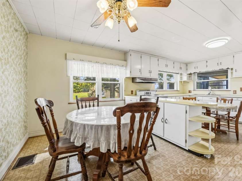 2925 Fallston Waco Road, Shelby, NC 28150.  MLS# CAR4430911, YatesRealty ID 55314. Large eat-in kitchen and breakfast area
